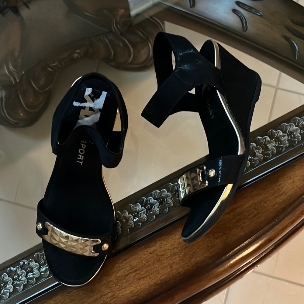 Brand new never worn sandals/wedge
